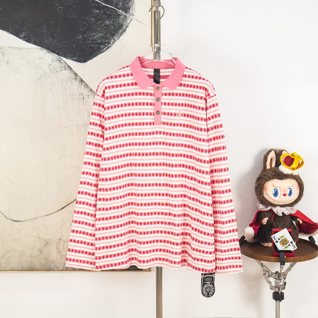 P250 zp version [exclusive supply] Chrome Hearts/Chrome Hearts SS25 new high-end cross jacquard knitted sea soul embroidered lapel Polo striped long sleeves 100% cotton cross jacquard knitted striped fabric ✝️ Customized old vintage brand hand-stitched buttons ✝️ Fully automatic positioning and tailoring Precise alignment of stripes ✝️ CH Chrome Hearts niche design cross jacquard striped long sleeves brings striped Polo to Next Levels Loose fit, same style for men and women Lazy and casual, street style, three-color hair, customized style. Color: blue, pink and black. Size: S M L XL. Number: WW10960.